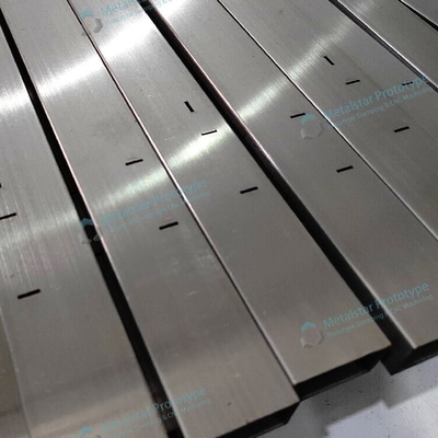 Herstellen von Metallrohren für die Anlage von Schaufenstern